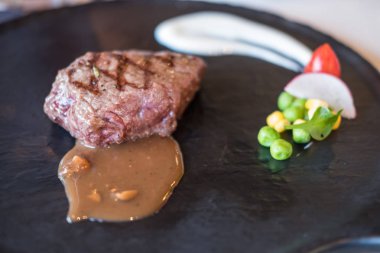 Az pişmiş et ve sos.