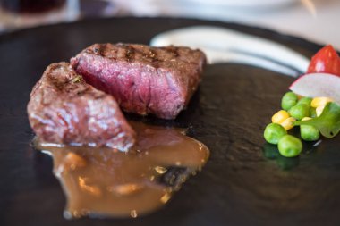 Az pişmiş et ve sos.