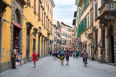 Pisa, İtalya - 19 Mayıs 2017: Pisa eski şehir yürüyüş insanlar.