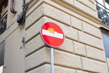 Florence, İtalya - 19 Mayıs 2017: komik giriş yol alabileceği bir yol işareti, Street art Clet Abraham tarafından.