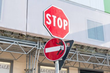Florence, İtalya - 19 Mayıs 2017: komik giriş yol alabileceği bir yol işareti, Street art Clet Abraham tarafından.