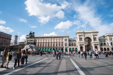 Milan, İtalya - 16 Eylül 2017: Cathedral Central Square Monumento ile bir Vittorio Emanuele II ve Galleria Vittorio Emanuele II arka planda dolaşan insanlar