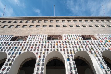 Milan, İtalya - 16 Eylül 2017: La Rinascente'nın maskesi depolamak Piazza del Duomo, Milan Fashion week için