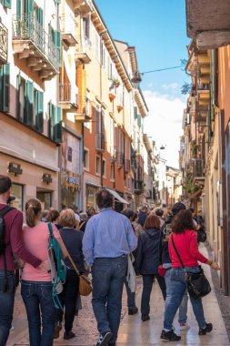 Verona, İtalya - 17 Eylül 2017: insanlar Verona şehri yürüyüş, Shakespeare, Romeo ve Juliet ayarı