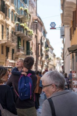 Verona, İtalya - 17 Eylül 2017: insanlar Verona şehri yürüyüş, Shakespeare, Romeo ve Juliet ayarı