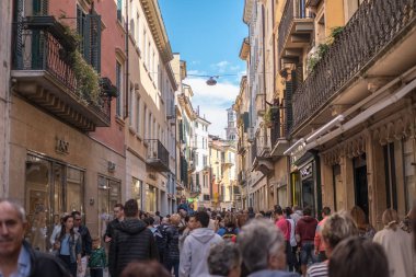 Verona, İtalya - 17 Eylül 2017: insanlar Verona şehri yürüyüş, Shakespeare, Romeo ve Juliet ayarı