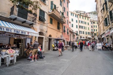 Riomaggiore, İtalya - 18 Eylül 2017: Ri yürüyüş insanlar