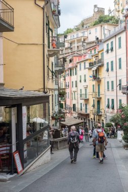 Riomaggiore, İtalya - 18 Eylül 2017: Ri yürüyüş insanlar
