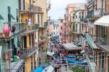 Manarola, İtalya - 18 Eylül 2017: şehirde yürüyüş insanlar