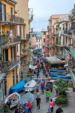 Manarola, İtalya - 18 Eylül 2017: şehirde yürüyüş insanlar