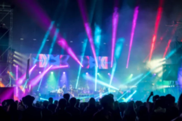 Bulanık arka plan: Bokeh aydınlatma seyirci tezahürat ile açık konser