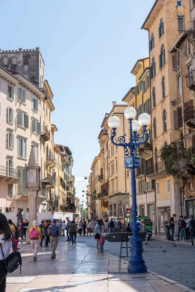Verona Itálie Září 2017 Lidé Chodí Města Verona Nastavení Shakespearova — Stock fotografie