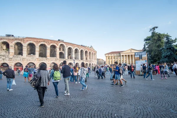 Verona Italien September 2017 Människor Runt Piazza Behå Staden Verona — Stockfoto