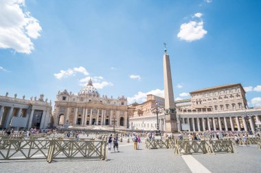 Vatikan Şehri, 17 Mayıs 2017: Saint Peter's Square, St. Peter's Bazilikası Vatikan önünde büyük plaza turist.