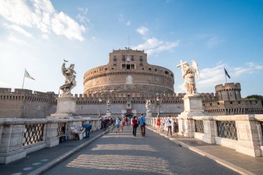 Roma, İtalya. 17 Mayıs 2017: Castel Sant'Angelo'ya veya Hadrian Mozolesi görünümünü Sant'Angelo Köprüsü'nde Tiber Nehri.