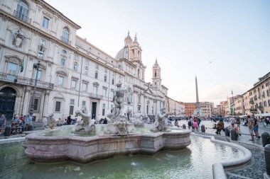 Roma, İtalya. 17 Mayıs 2017: Piazza Navona, Roma güzel meydanda dolaşan turist.