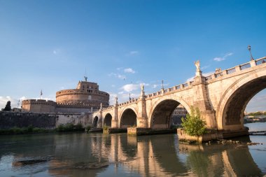 Roma, İtalya. 17 Mayıs 2017: Castel Sant'Angelo'ya veya Hadrian Mozolesi görünümünü Sant'Angelo Köprüsü'nde Tiber Nehri.