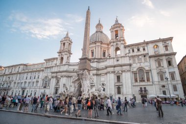 Roma, İtalya. 17 Mayıs 2017: Piazza Navona, Roma güzel meydanda dolaşan turist.