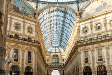Milan, İtalya - 21 Mayıs 2017: cam çatı Galleria Vittorio Emanuele II, dünyanın en eski alışveriş merkezlerinden biri. Milan, İtalya'da bulunan.
