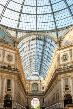 Milan, İtalya - 21 Mayıs 2017: iç, Galleria Vittorio Emanuele II, dünyanın en eski alışveriş merkezlerinden biri. Milan, İtalya'da bulunan.