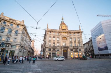 Milan, İtalya - 21 Mayıs 2017: Milan şehir tramvay tel ile dolaşan insanlar. Tramvay ağ Milan toplu ulaşım önemli bir parçasıdır.