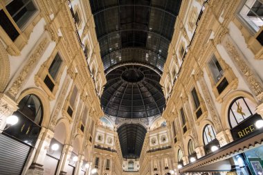 Milan, İtalya - 21 Mayıs 2017: Galleria Vittorio Emanuele II'nin, Dünya'nın en eski alışveriş merkezlerinden biri yürürken insanlar.