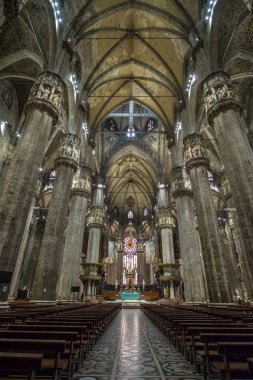 23 Mayıs 2017 - Milan, İtalya: Milano Katedrali'ne iç ya da Duomo di Milano günbatımı üzerinde. Tarihi merkezi Milano, İtalya bulunan bir Gotik kilise o.