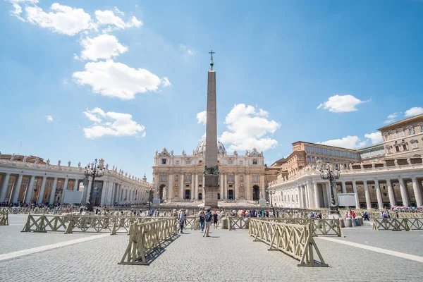 Cidade Vaticano Maio 2017 Turistas Praça São Pedro Grande Praça — Fotografia de Stock