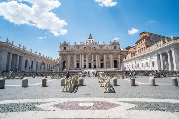 Cidade Vaticano Maio 2017 Turistas Praça São Pedro Grande Praça — Fotografia de Stock