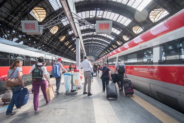 Milan, İtalya - 21 Mayıs 2017: platformlar trenleri ile Milano Centrale istasyonunun yürüme Peopla. Milan Şehir Merkezi, ana tren istasyonu uzaklıktadır