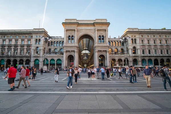 Milan, İtalya - 21 Mayıs 2017: Galleria Vittorio Emanuele II'nin, Dünya'nın en eski alışveriş merkezlerinden biri yürürken insanlar.