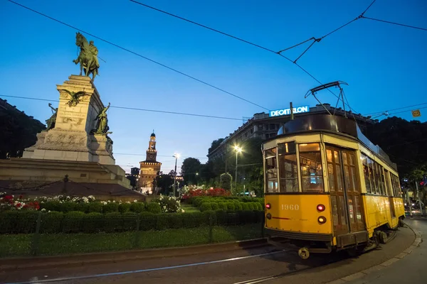 Milan, İtalya - 21 Mayıs 2017: Milano Largo Cairoli geçen tarihi sarı tramvay. Tramvay ağ Milan toplu ulaşım önemli bir parçasıdır.