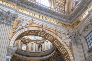 Vatikan Şehri, 17 Mayıs 2017: iç St Peter's Basilica, Vatikan İtalyan Rönesans kilisede.