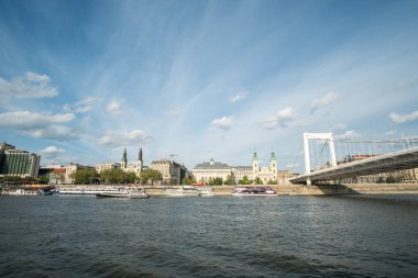 Budapeşte, Macaristan - 16 Nisan 2017: Tuna Nehri, Avrupa Birliği'nin bölgedeki en uzun Nehri boyunca binasının görünümü