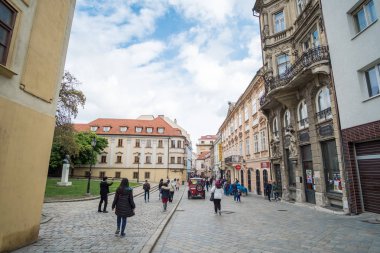 Bratislava, Slovakya - 17 Nisan 2017: Bratislava eski şehrin ana meydanda dolaşan insanlar
