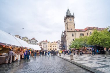 Prague, Çek Cumhuriyeti - 17 Nisan 2017: turist ile Paskalya Pazar Prag eski şehir Meydanı çevresinde.