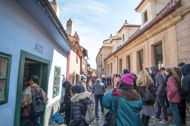 Prague, Çek Cumhuriyeti - 18 Nisan 2017: turist Golden Lane, Prag Kalesi içinde yer alan sokak çevresinde.