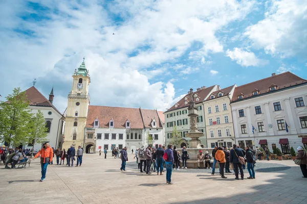 Братислава Словакия Апреля 2017 Люди Ходят Главной Площади Старом Городе — стоковое фото