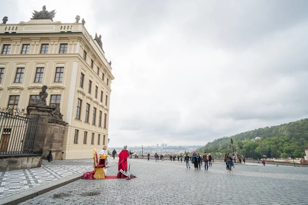 Prague Tsjechië April 2017 Toeristen Voor Ingang Van Praagse Burcht — Stockfoto