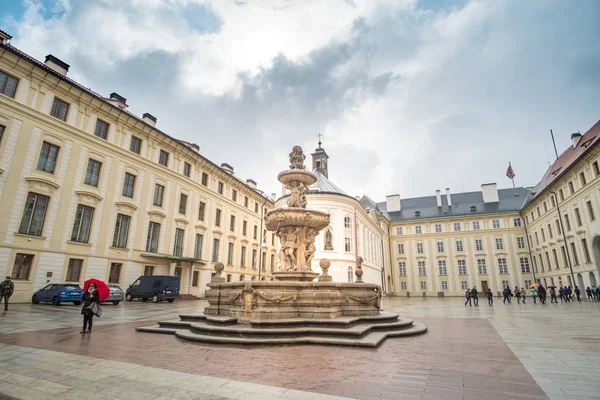 Πράγα Τσεχική Δημοκρατία Απριλίου 2017 Τουριστικές Γύρω Από Κάστρο Της — Φωτογραφία Αρχείου