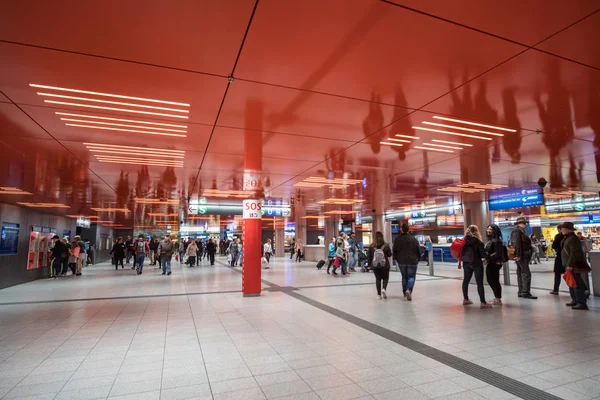 Munique Alemanha Abril 2017 Pessoas Andando Pela Estação Metrô Munique — Fotografia de Stock