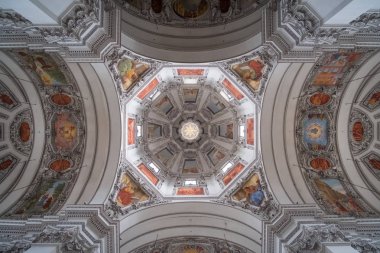 Salzburg, Avusturya - 14 Nisan 2017: Dome Salzburger Dom veya Salzburg Katedrali, Roma Katolik Başpiskoposluk şehrinde Salzburg, Avusturya Barok Katedrali,
