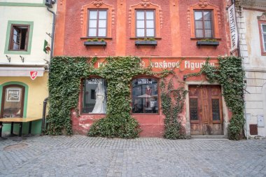 Cesky Krumlov, Çek Cumhuriyeti - 15 Nisan 2017: Cesky Krumlov, Çek Cumhuriyeti Güney Bohemya bölgesinin şehirde binada görünümünü.
