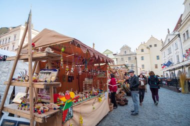 Cesky Krumlov, Çek Cumhuriyeti - 14 Nisan 2017: yürüme, Paskalya Pazar Svornosti Meydanı veya Şehir Meydanı çevresinde alışveriş insanlar.
