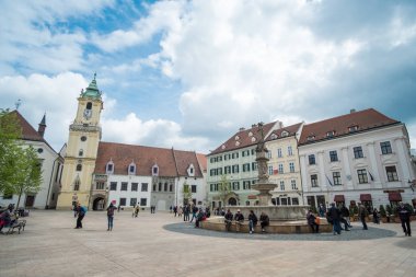 Bratislava, Slovakya - 17 Nisan 2017: Bratislava eski şehrin ana meydanda dolaşan insanlar
