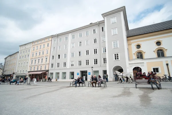 Salzburg Oostenrijk April 2017 Mensen Rond Residenzplatz Grote Statige Plein — Stockfoto