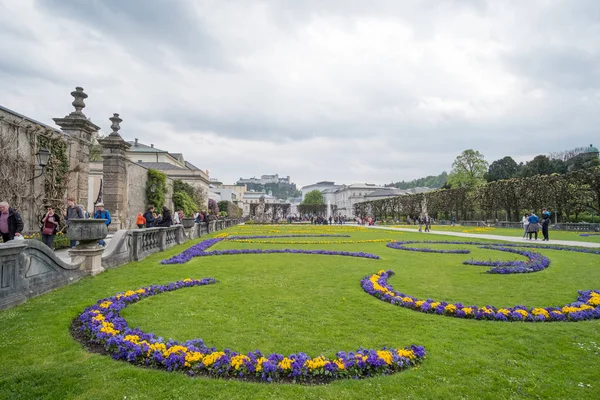 Salzburg Rakousko Dubna 2017 Lidé Kolem Mirabellgarten Nebo Zahrady Mirabell — Stock fotografie