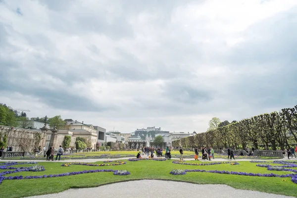 Salzburg Rakousko Dubna 2017 Lidé Kolem Mirabellgarten Nebo Zahrady Mirabell — Stock fotografie