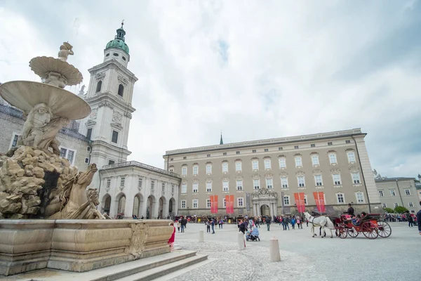 Salzburg Oostenrijk April 2017 Mensen Rond Residenzplatz Grote Statige Plein — Stockfoto