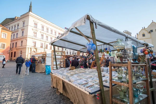 Cesky Krumlov, Çek Cumhuriyeti - 14 Nisan 2017: yürüme, Paskalya Pazar Svornosti Meydanı veya Şehir Meydanı çevresinde alışveriş insanlar.